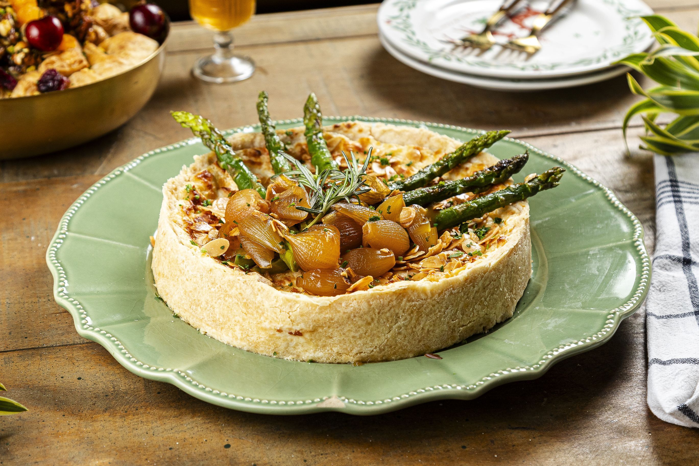 Quiche de emmental com cebola caramelizada, amêndoas e aspargos da Sweet Pimenta • Thiago Bansmann
