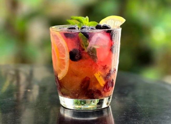 Caipirinhas com frutas sazonais são destaque do Totò Bar • Divulgação