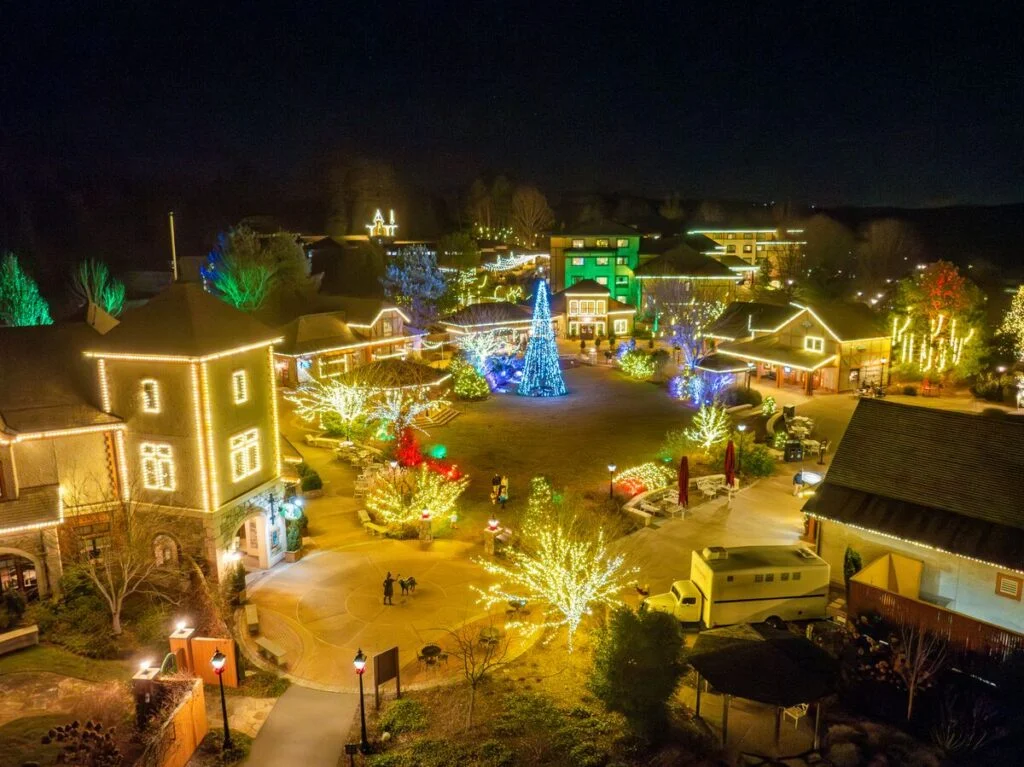 Antler Hill Village reúne restaurantes e lojas, ganhando decoração especial para o Natal • The Biltmore Company