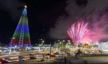 Árvore de 110 metros é acesa em Natal e abre programação natalina de 2025
