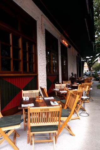 Bar Europa tem mesas na área externa e clima descontraído • Divulgação