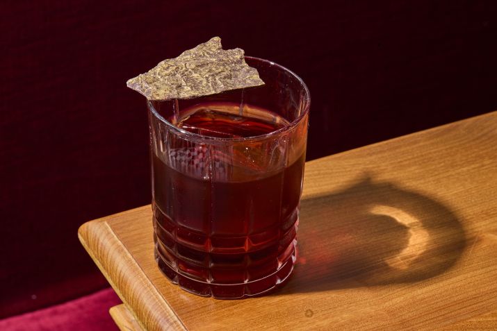 Coquetelaria tem itens autorais e clássicos, como o Negroni Del Conde, que leva gim, amaro, vermute rosso, banana, açaí, bitter de cacau e chocolate 70% • Divulgação