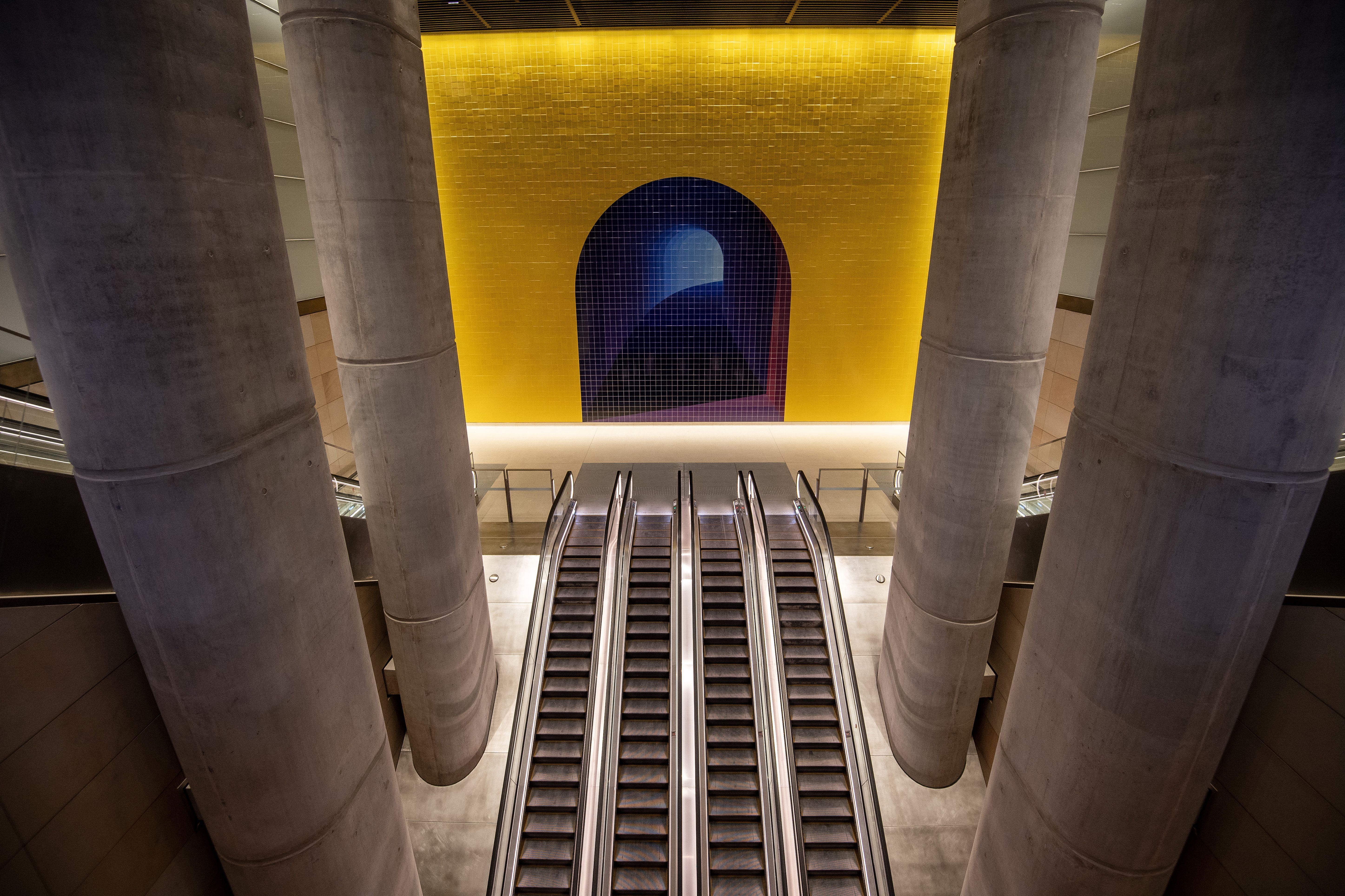 Interior da estação de metrô Gadigal, em Sydney, na Austrália