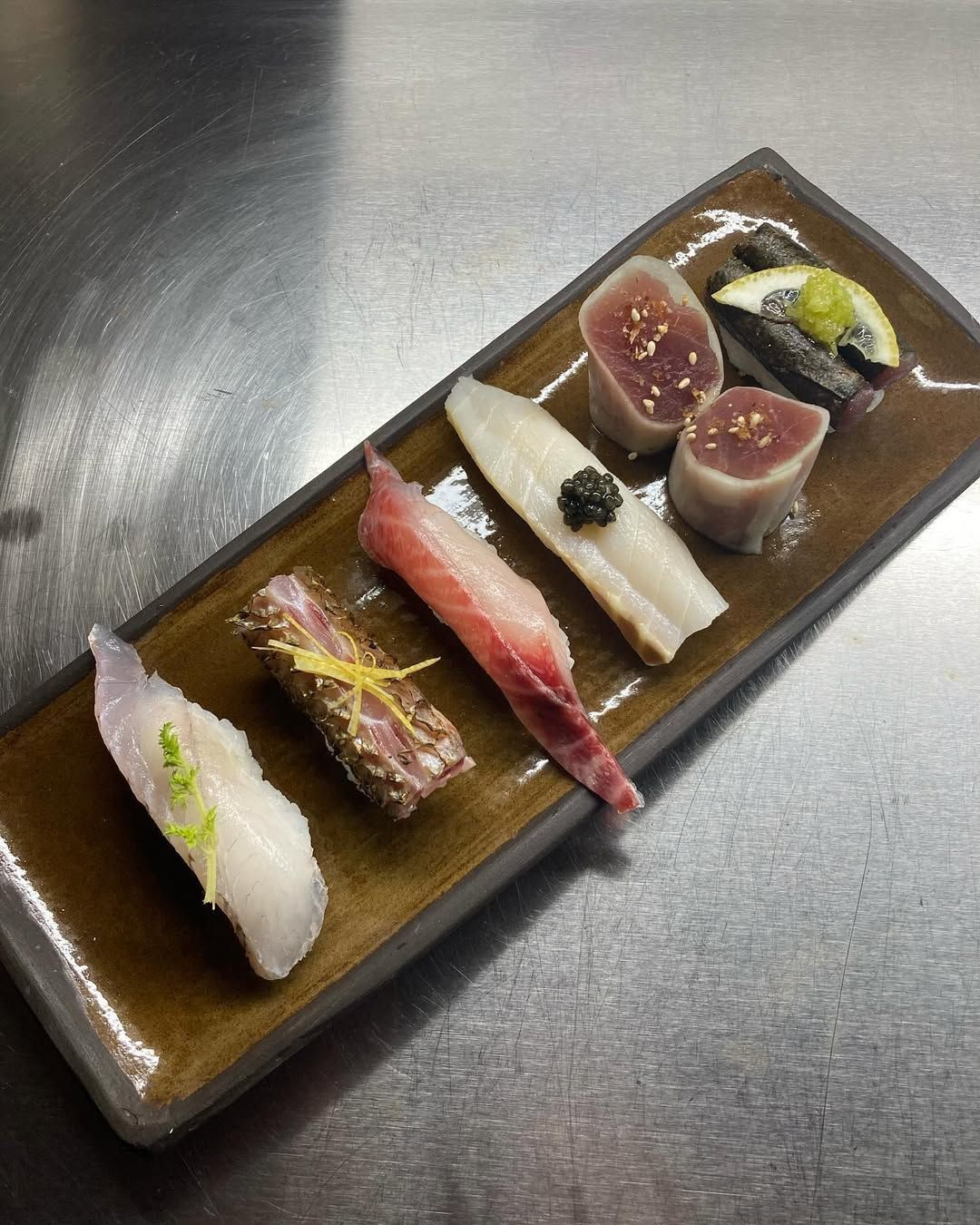 Izakaya Miniba é comandado pelo sushiman brasileiro Dalrey dos Santos • Divulgação