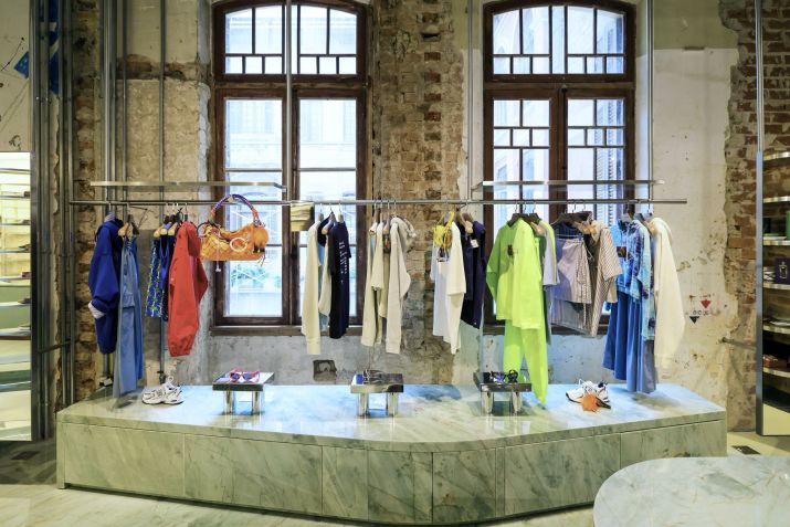 Interior da loja Mata Lab, com curadoria de marcas internacionais • Rafael Cusato