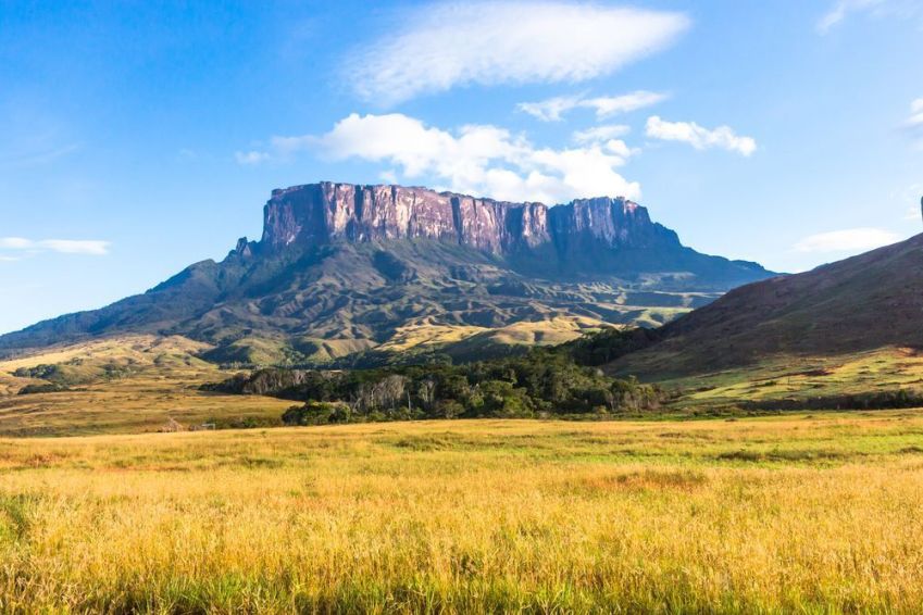 Monte Roraima é um tepui, caracterizado por penhascos verticais e um cume plano • Marcelo Alex/Wikimedia Commons