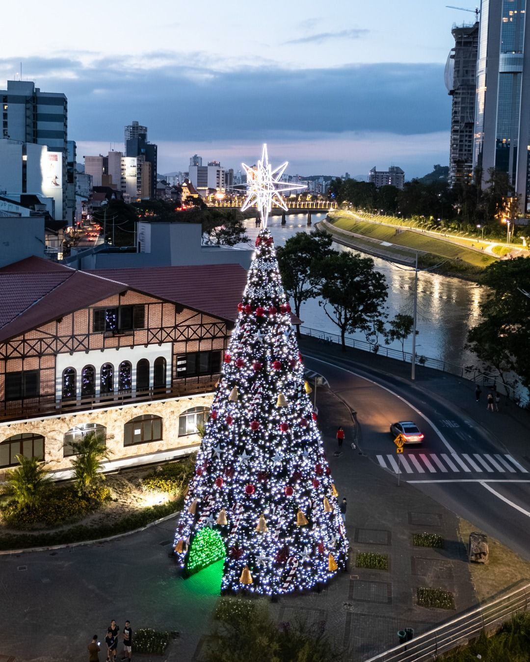 Natal em Blumenau conta com atrações natalinas até o dia 11 de janeiro de 2026 • Instagram/Natal em Blumenau