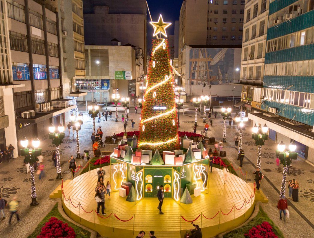 Árvore de Natal é tradição no calçadão da Rua XV de Novembro • Daniel Castellano/SMCS/Prefeitura Curitiba