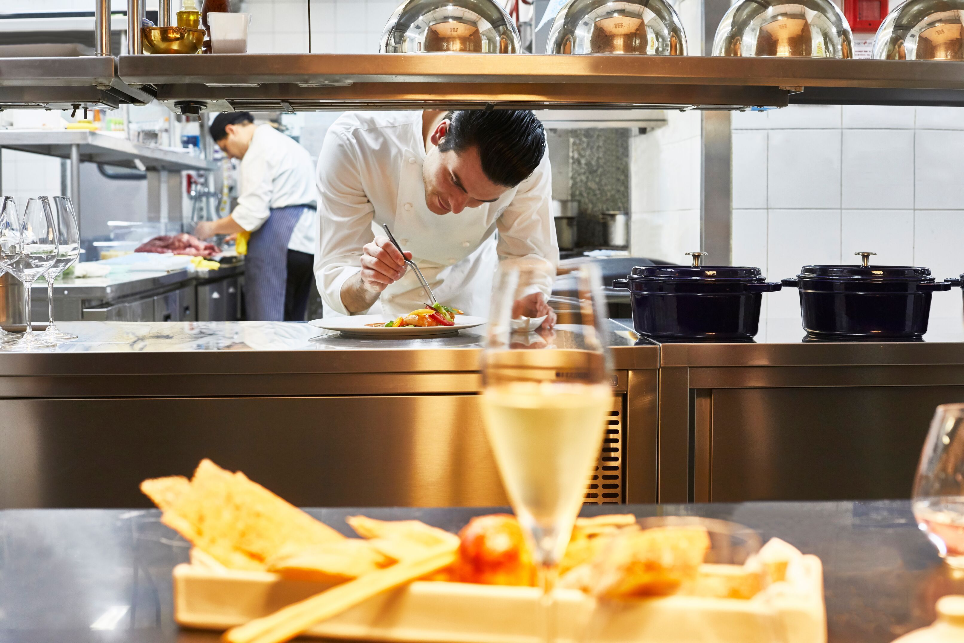 Chef Nello Cassese em ação no Ristorante Hotel Cipriani, no Rio • Divulgação/Belmond