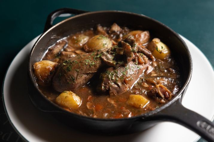 Les Deux Magots fica aberto do café da manhã ao jantar no primeiro dia do ano. Na foto, o tradicional Coq au Vin • Divulgação