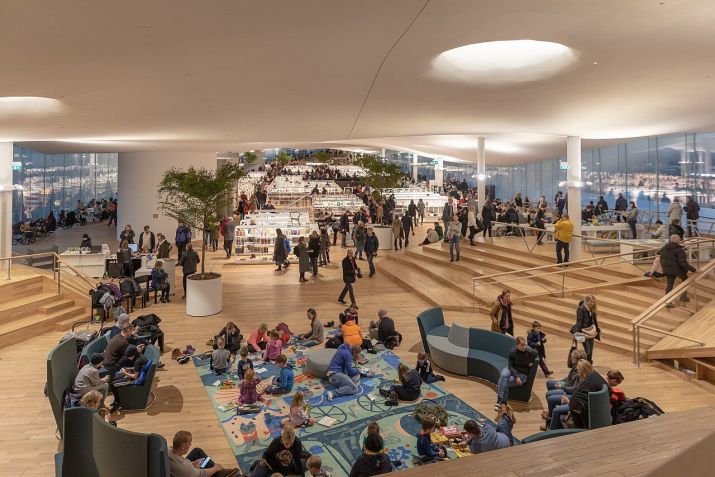 Um dos espaços interiores da Biblioteca Central Oodi • Wikimedia Commons