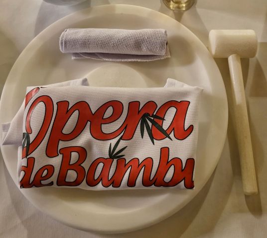 Kit disponibilizado a cada cliente para o ritual de comer caranguejo • Caroline Grimm