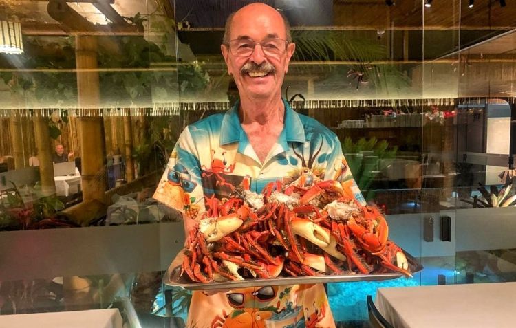Otávio, proprietário do Ópera de Bambu, com os caranguejos • Divulgação