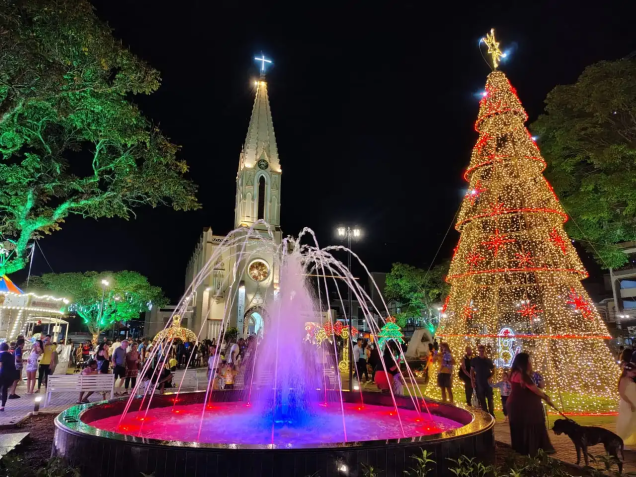 Praça de Santa Teresa decorada para o Natal em Teresópolis (RJ) • Lucas Marques/Prefeitura Teresópolis