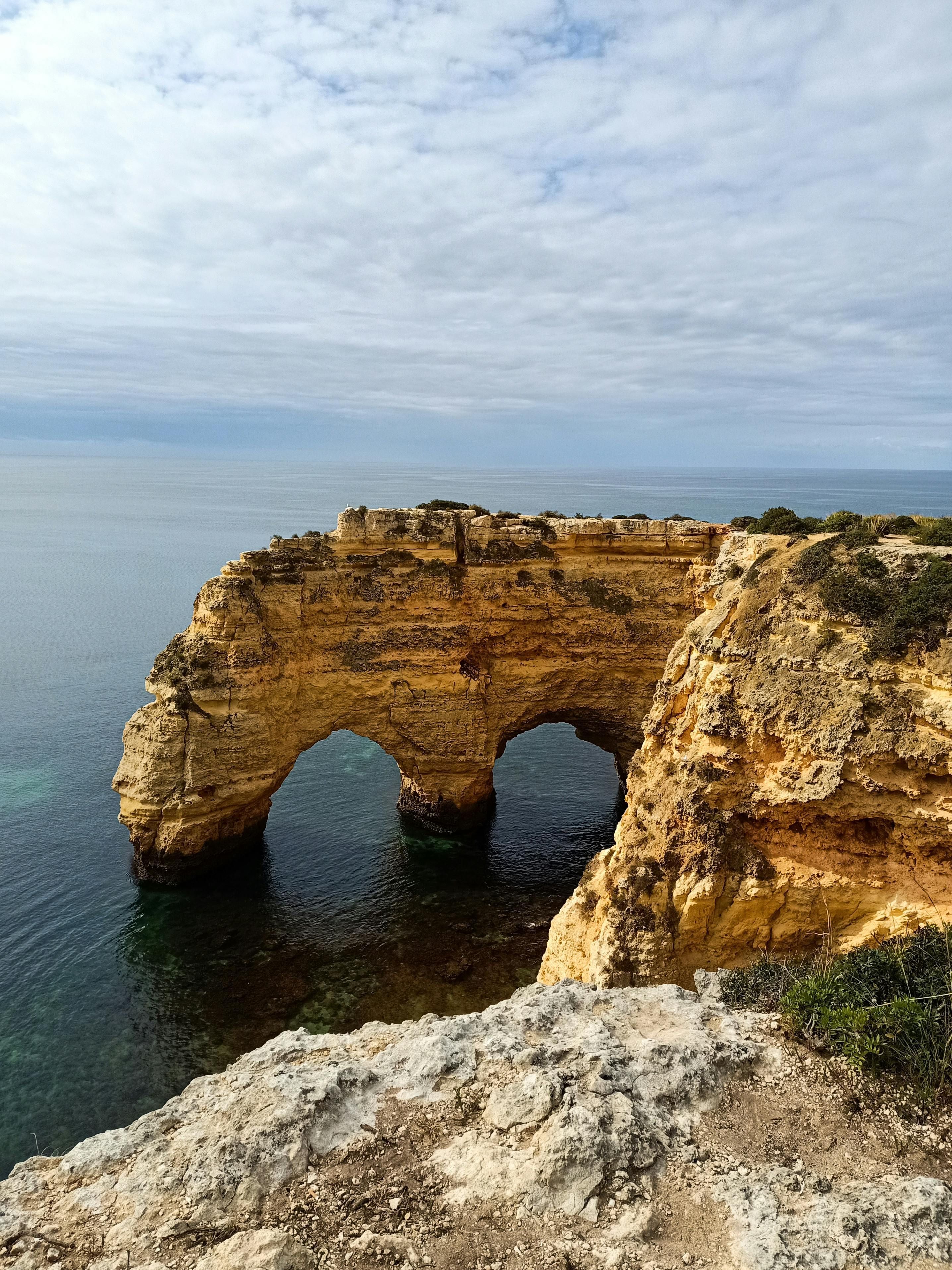 Formação dos arcos são um dos destaques da Praia da Marinha • Pexels