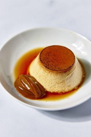 Pudim de leite condensado servido com doce de leite do Ráscal • Angelo dal Bó