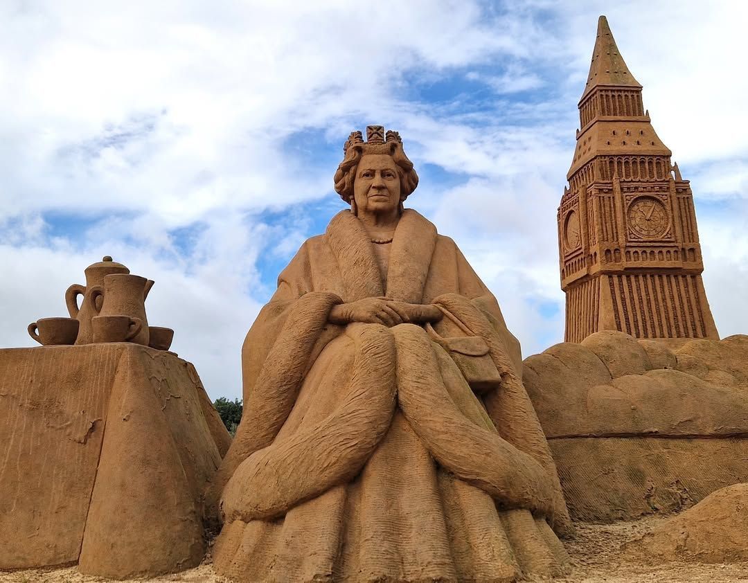 Sand City é considerado o maior parque de esculturas de areia do mundo • Instagram/Sand City