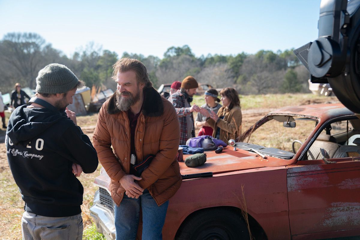 Atores no set de "Stranger Things 5" na Geórgia com os criadores e produtores executivos da série, Matt e Ross Duffer • Atsushi Nishijima/Netflix