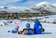 Onde esquiar com crianças? Confira destinos na Europa, EUA e Japão