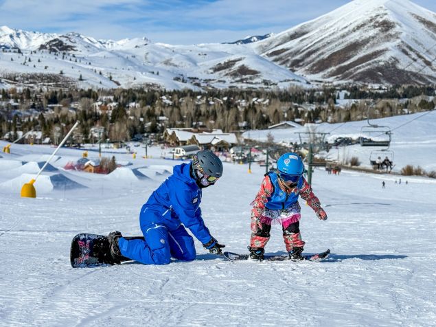 Criança em aula com instrutor no Sun Valley Resort • Divulgação/Sun Valley Resort