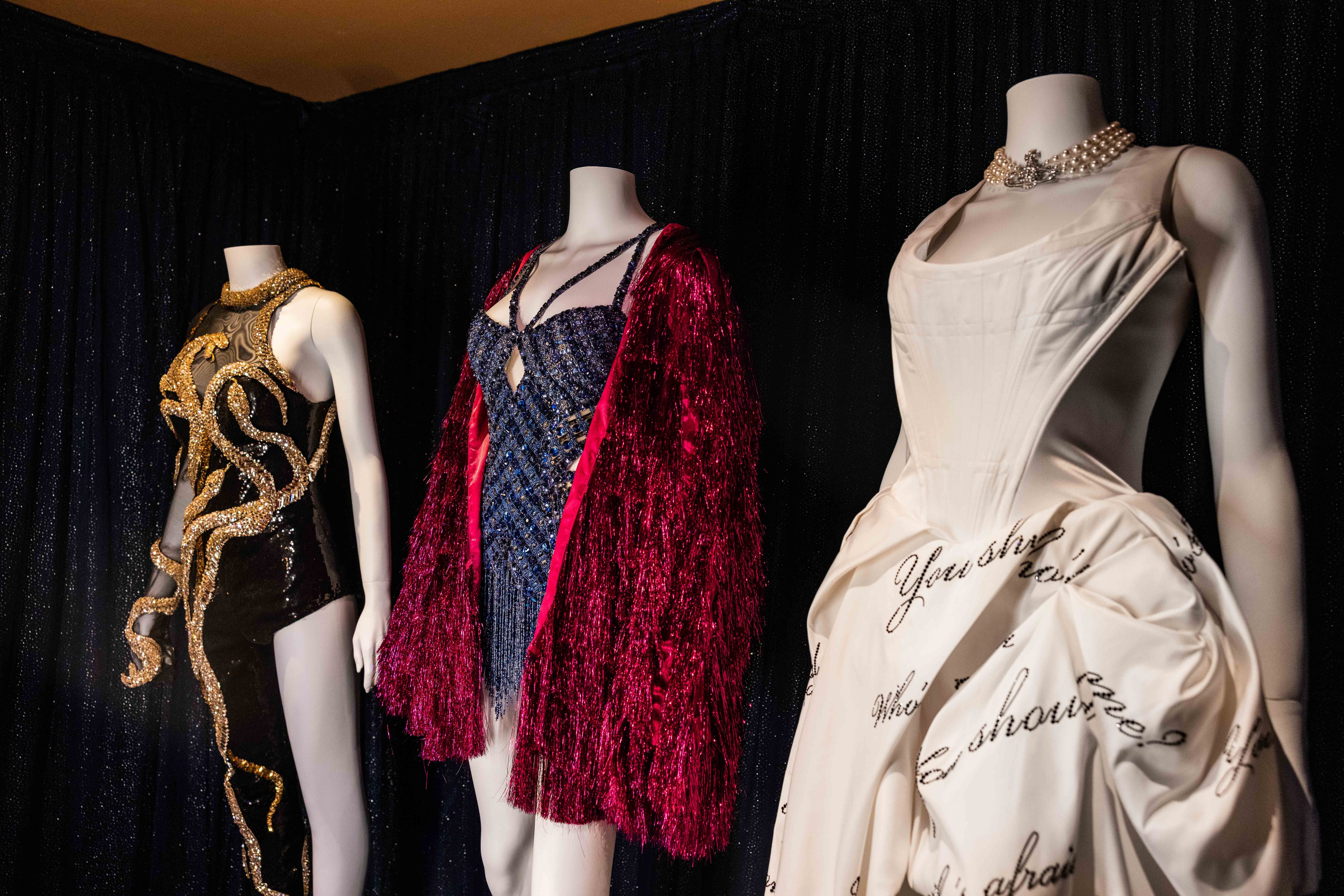 Figurinos usados por Taylor Swift em exposição no Disney's Hollywood Studios, em Orlando