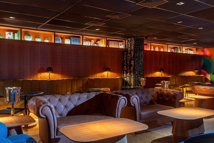 111 Music Bar é inspirado em bares japoneses onde a música é o foco da experiência • Rodrigo Azevedo