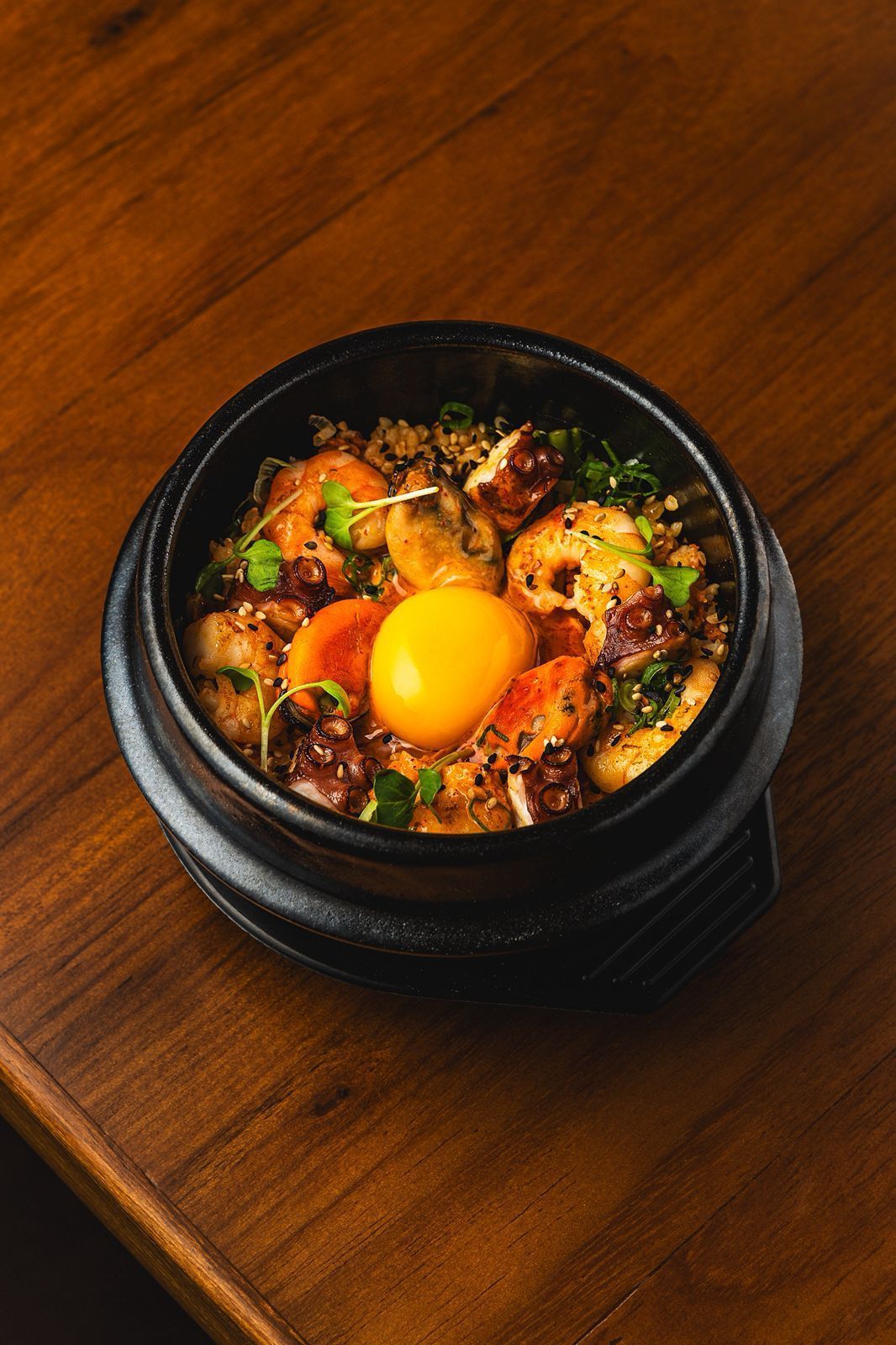 Bibimbap de frutos: risoto estilo coreano com polvo, mexilhão, camarão, nduja, chigensai, edamame, gema de ovo e maionese Kewpie de alho com gochujang • Divulgação