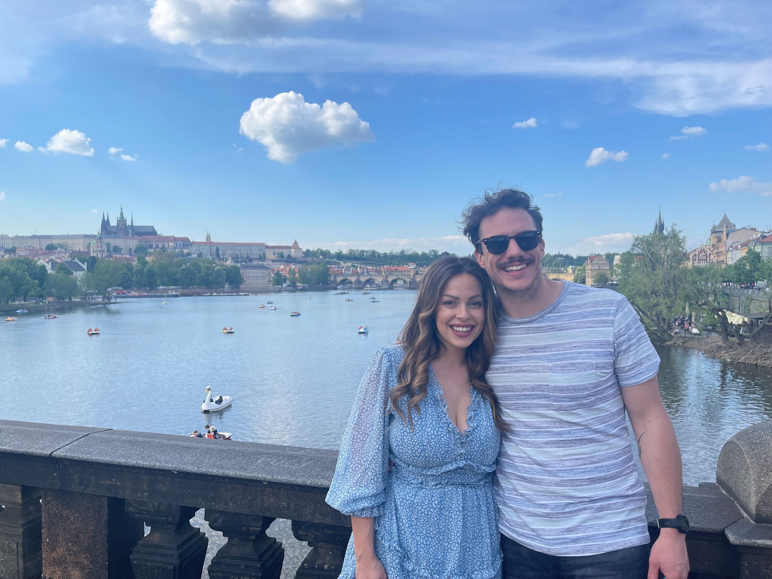 Barkley e seu marido, que também é dos Estados Unidos, adoram morar em Praga, mas estão abertos à possibilidade de voltar para casa no futuro • @mandameybar/Amanda Meyer Barkley via CNN Newsource