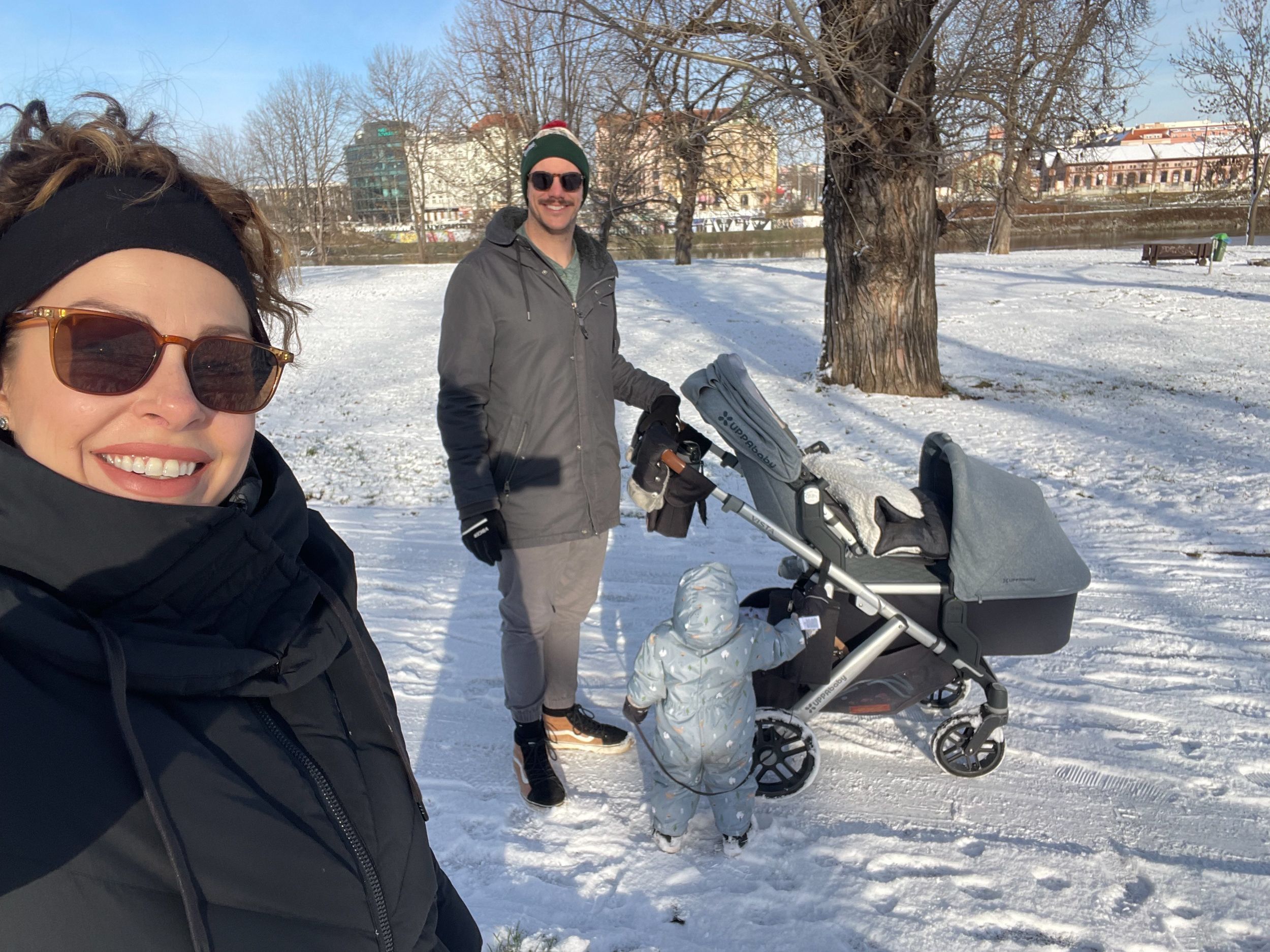 Família passeia por Praga num dia de neve • @mandameybar/Amanda Meyer Barkley via CNN Newsource
