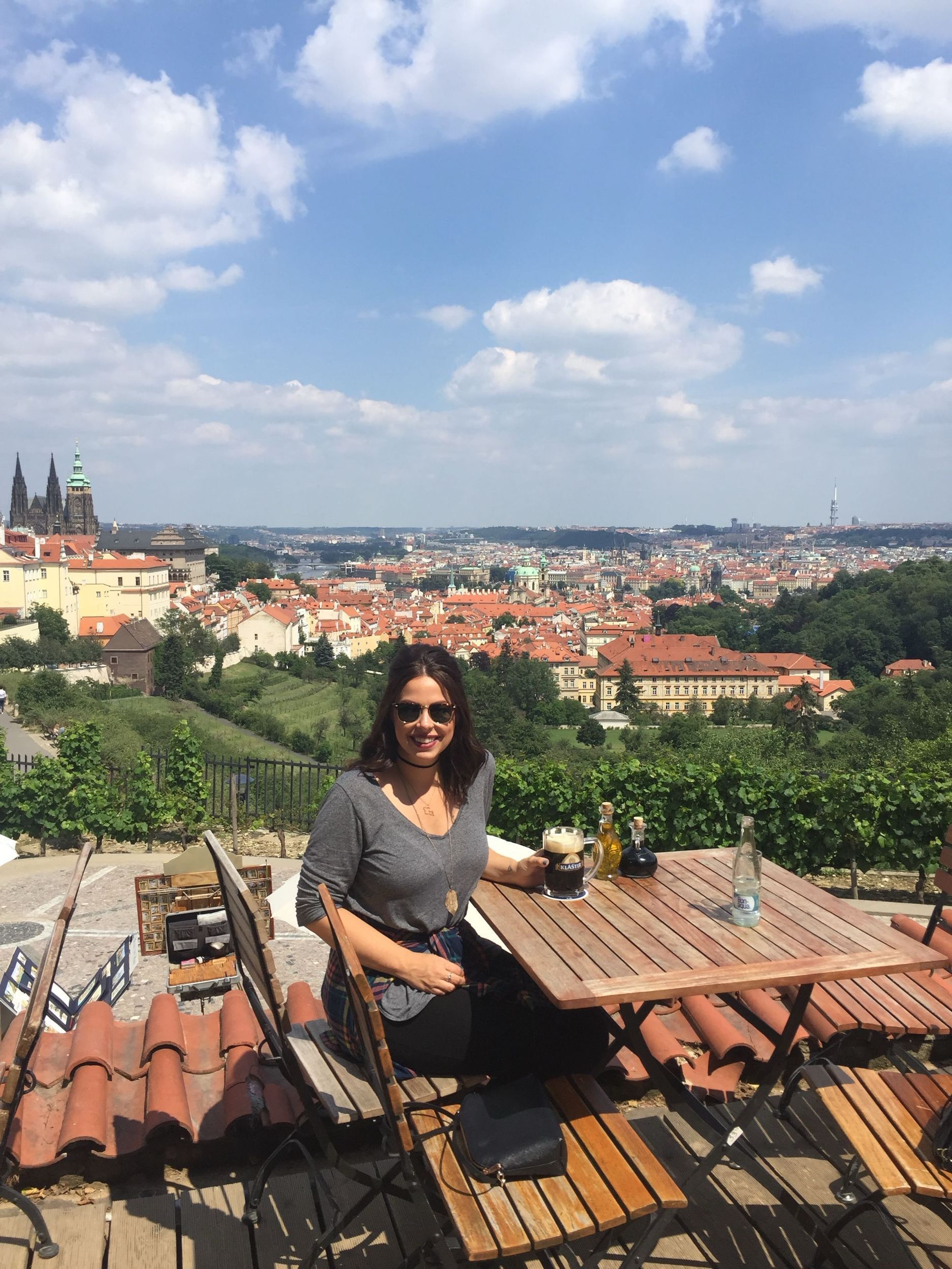 Amanda Barkley, fotografada em Praga em 2018, deveria passar apenas algumas semanas na cidade, mas decidiu ficar • @mandameybar/Amanda Meyer Barkley via CNN Newsource