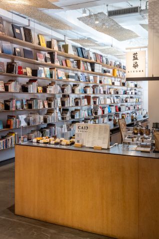 Ambiente do Aizomê Café, na Avenida Paulista, convida para uma refeição rápida e agradável • Rafael Salvador