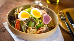 3 receitas de saladas completas e leves para fugir do básico