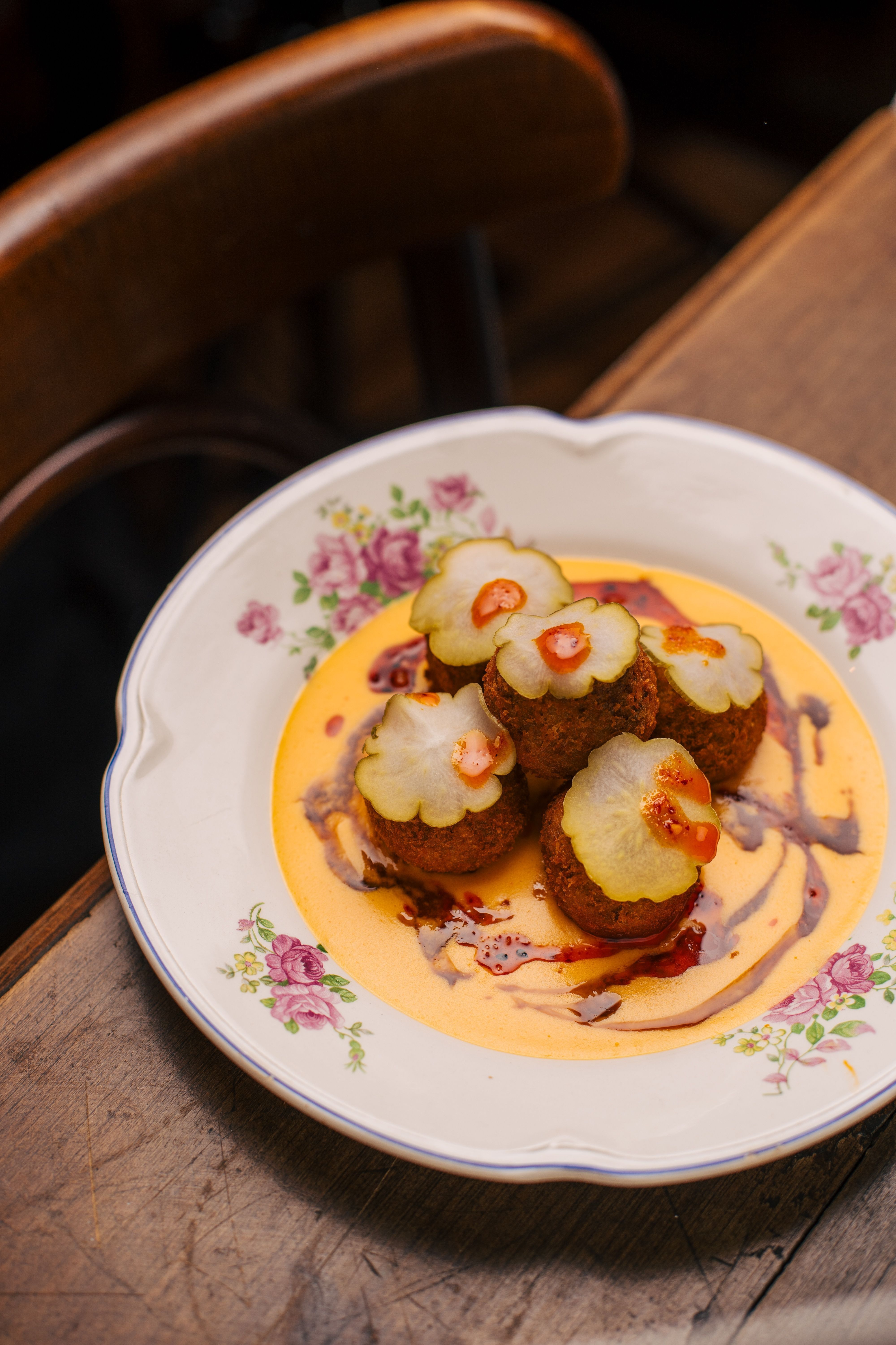 Bolinhos de cupim com fonduta de urucum e picles de chuchu do Birosca • Daniel Iglesias