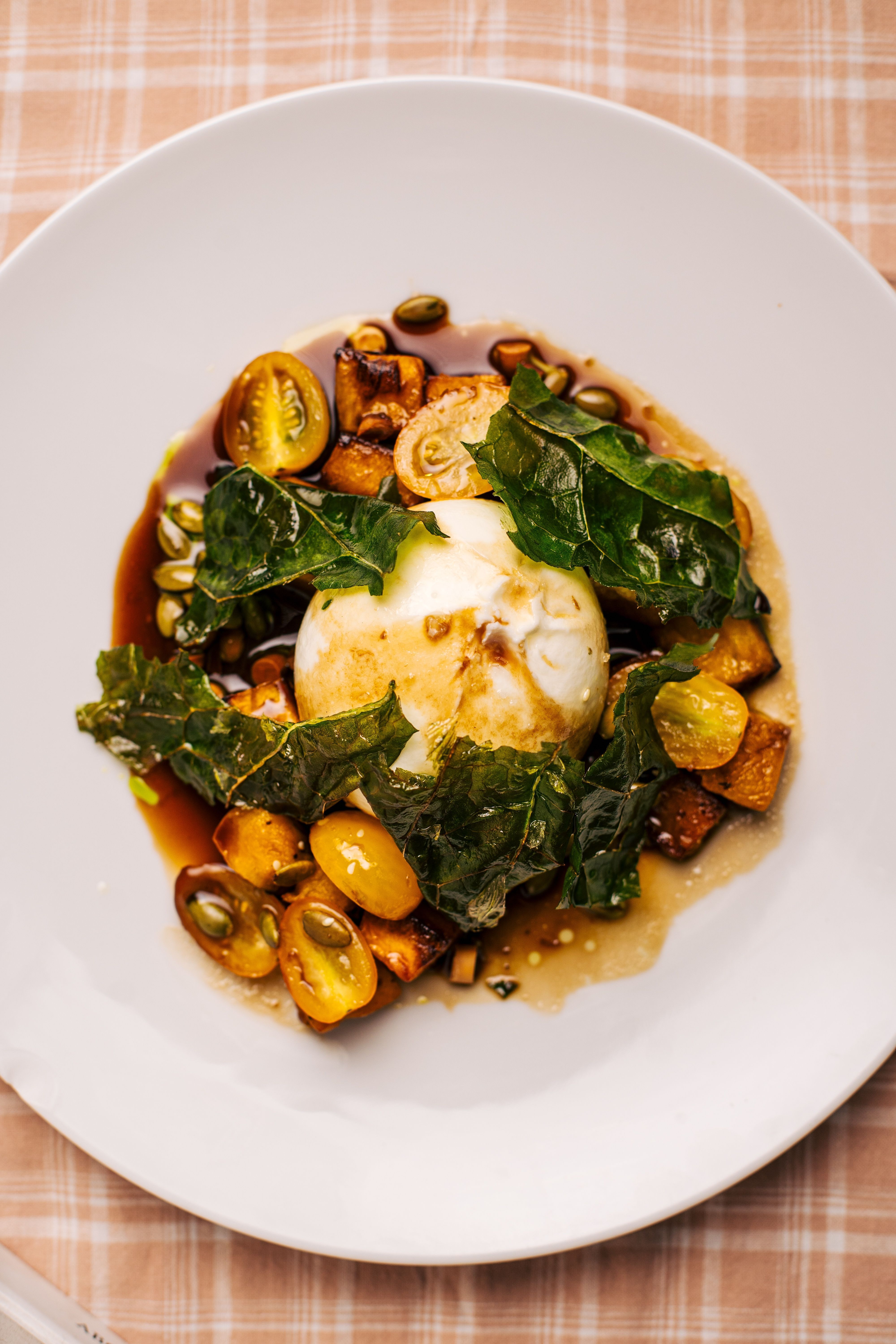 Burrata Vicenzo com abóbora, tomates amarelos, melado, sementes e couve • Daniel Iglesias