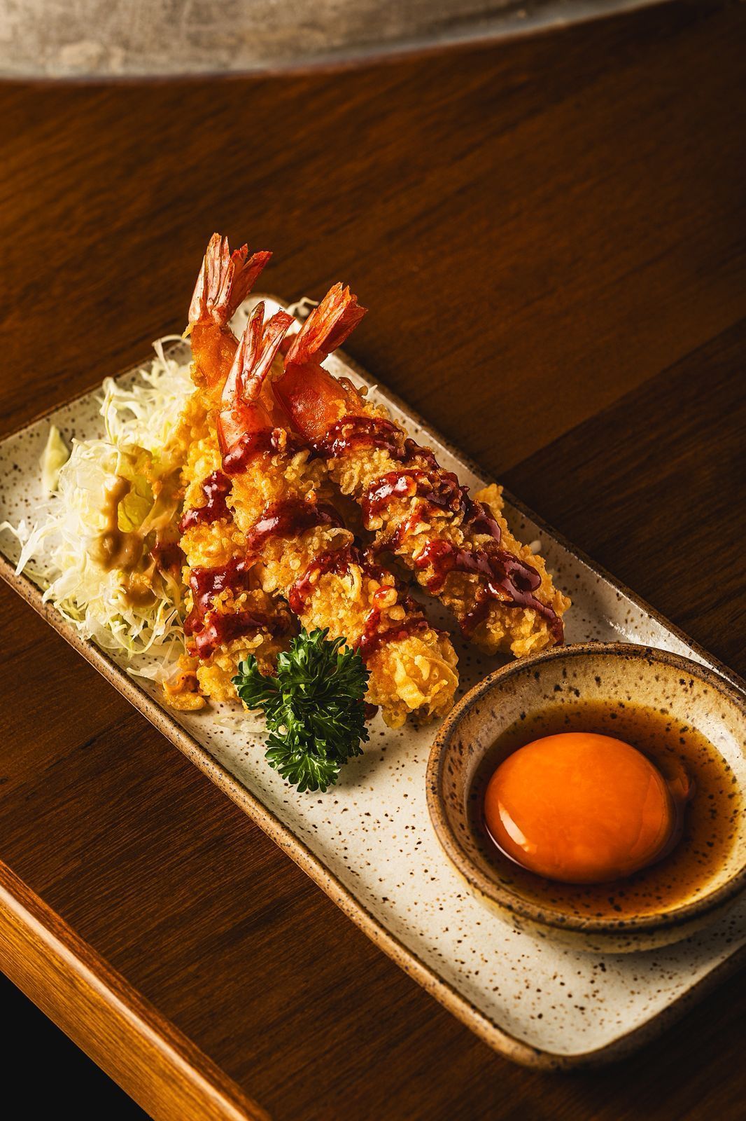 Ebi mayo, camarões fritos servidos com maionese Kewpie de alho com gochujang acompanhado de gema curada • Divulgação