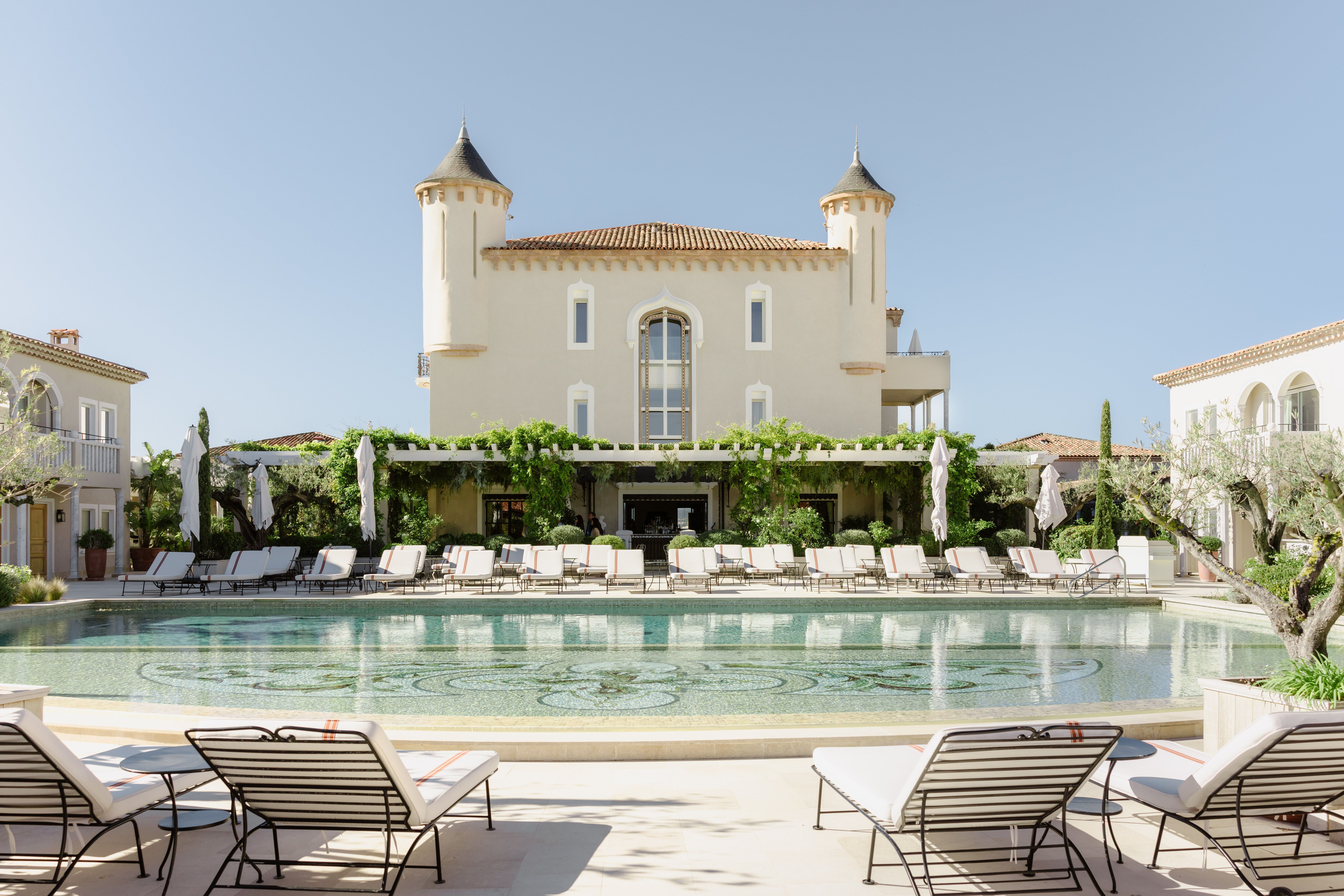 Piscina e fachada do Château de la Messardière, na França