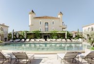 "The White Lotus" na França: por dentro do hotel de luxo da 4ª temporada