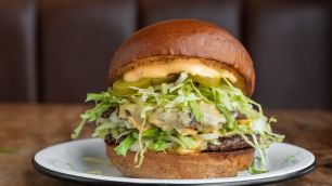 Receitas fáceis de hambúrgueres suculentos para fazer em casa