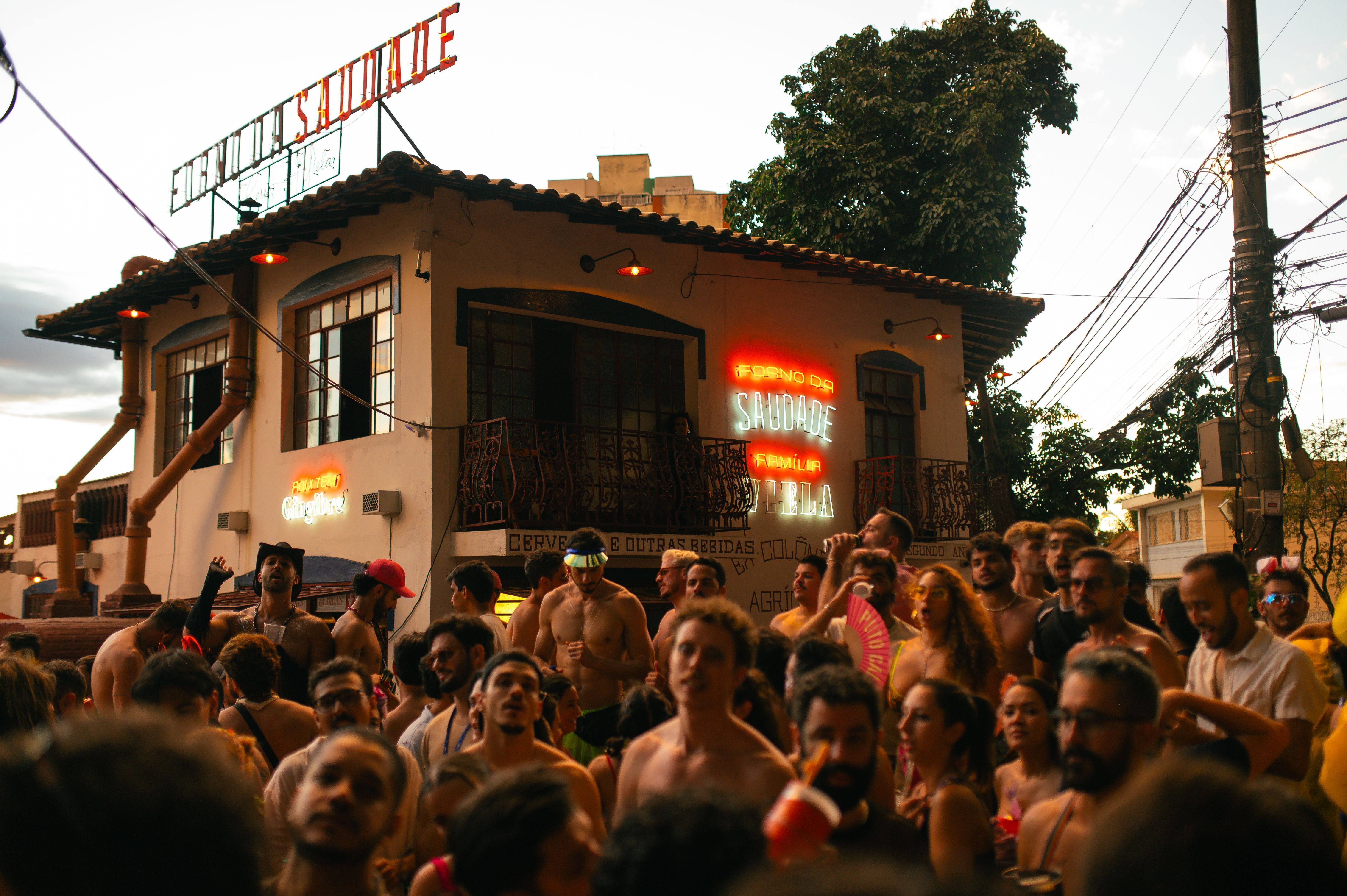 No Forno da Saudade, no bairro Carlos Prates, os foliões encontram pizzas assadas no forno a lenha • Luiz Siqueira