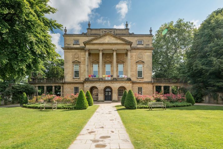 Fachada e jardins do Holburne Museum, em Bath, onde se passa a residência de Lady Danbury em "Bridgerton" • Visit West/Evoke Pictures