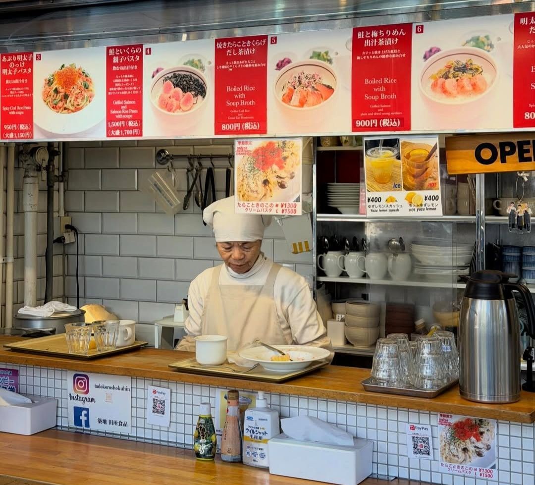 Mercado Externo de Tsukiji é ponto de encontro de profissionais e amantes da gastronomia japonesa • CNN Viagem & Gastronomia