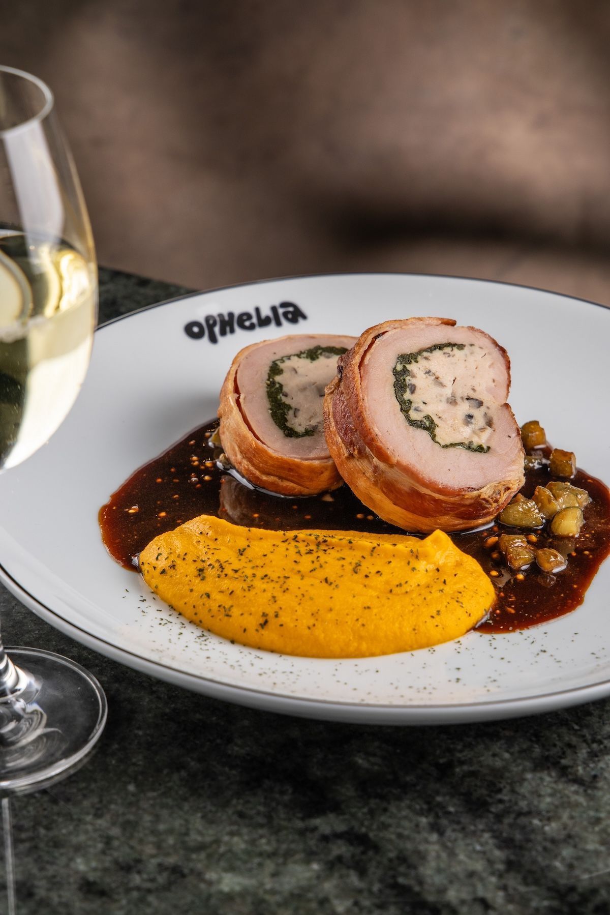 Ballotine, cenoura, avelã e charcutiere • Tomás Rangel
