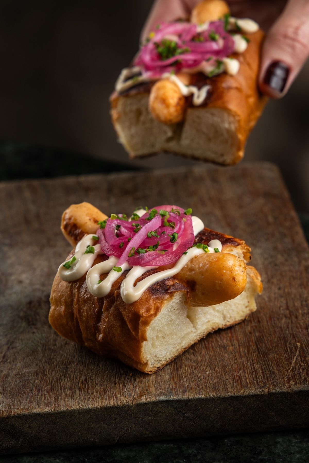 Hot Dog de salsicha de camarão, aïoli de crustáceos e picles de cebola-roxa • Tomás Rangel
