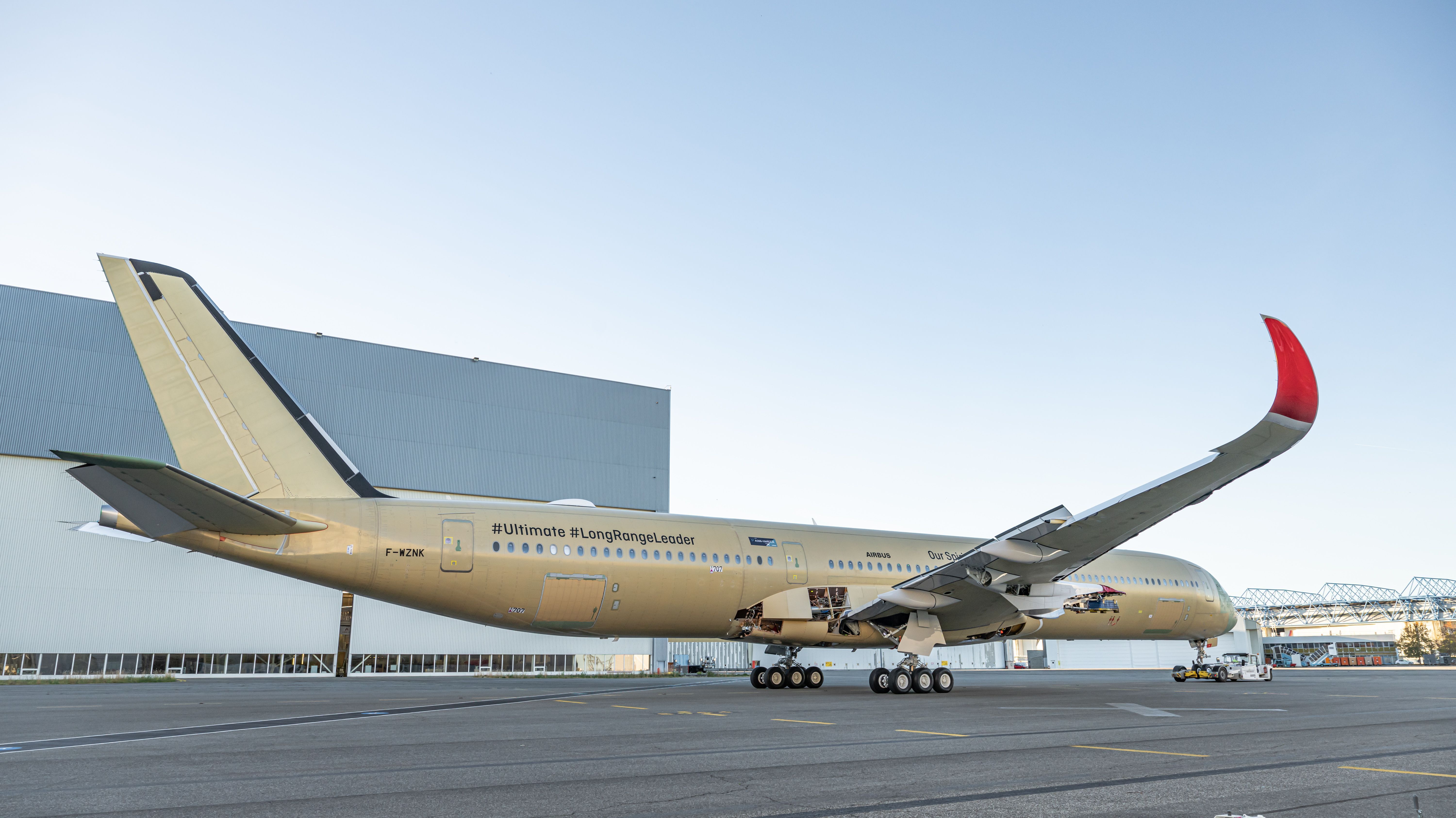 Aeronave A350-1000 da Qantas Airways na linha de montagem da fábrica da Airbus em Toulouse, na França • Divulgação/Qantas
