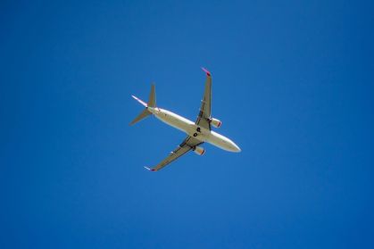 Avião voando na Europa