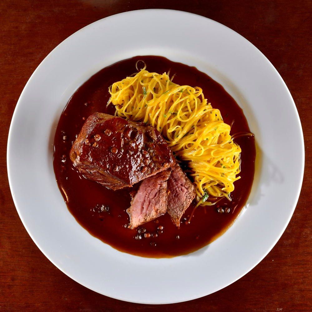 Filé ao molho poivre (molho de pimentas) do Bar da Dona Onça • Instagram/Bar da Dona Onça