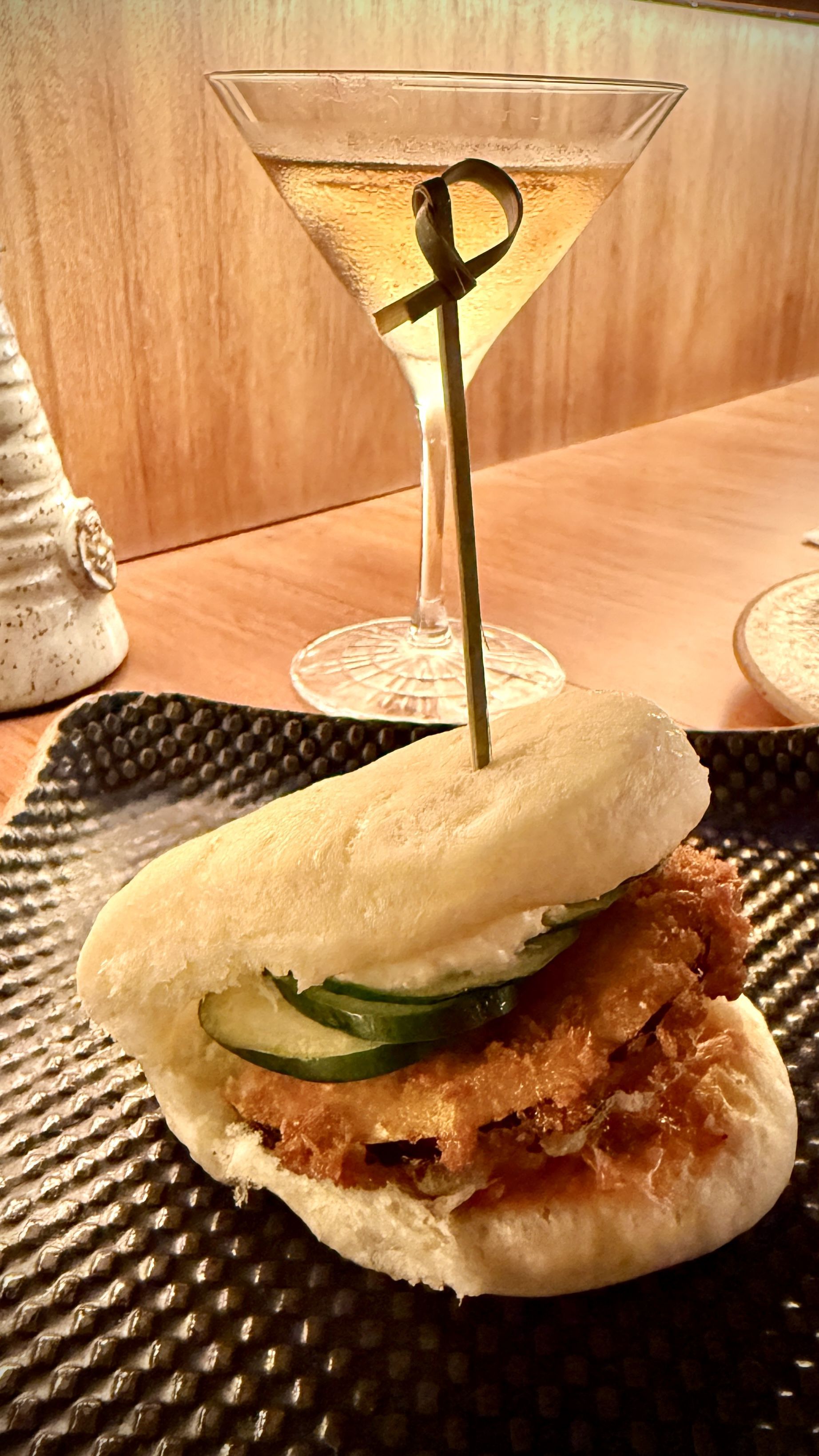 Bun vegetariano, com berinjela empanada, nori crocante, molho tonkatsu, pepino, aioli de leite e pasta de pimenta • Tina Bini