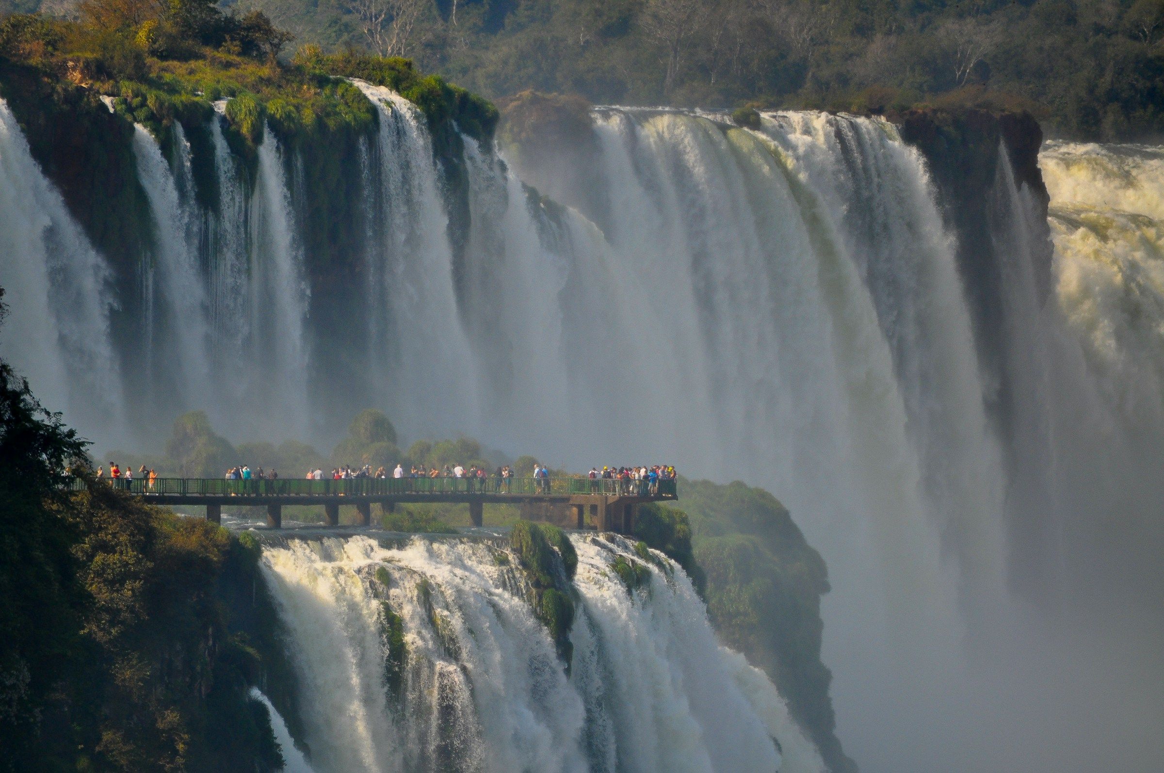 Cataratas do Iguaçu, em Foz do Iguaçu (PR), uma das cidades com pesquisas em alta no Brasil • Guilherme Madaleno/Unsplash