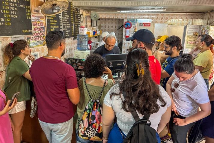 Visitantes dentro da lanchonete Chá-Mate Brasília, em funcionamento há mais de 40 anos • La Ursa Tours