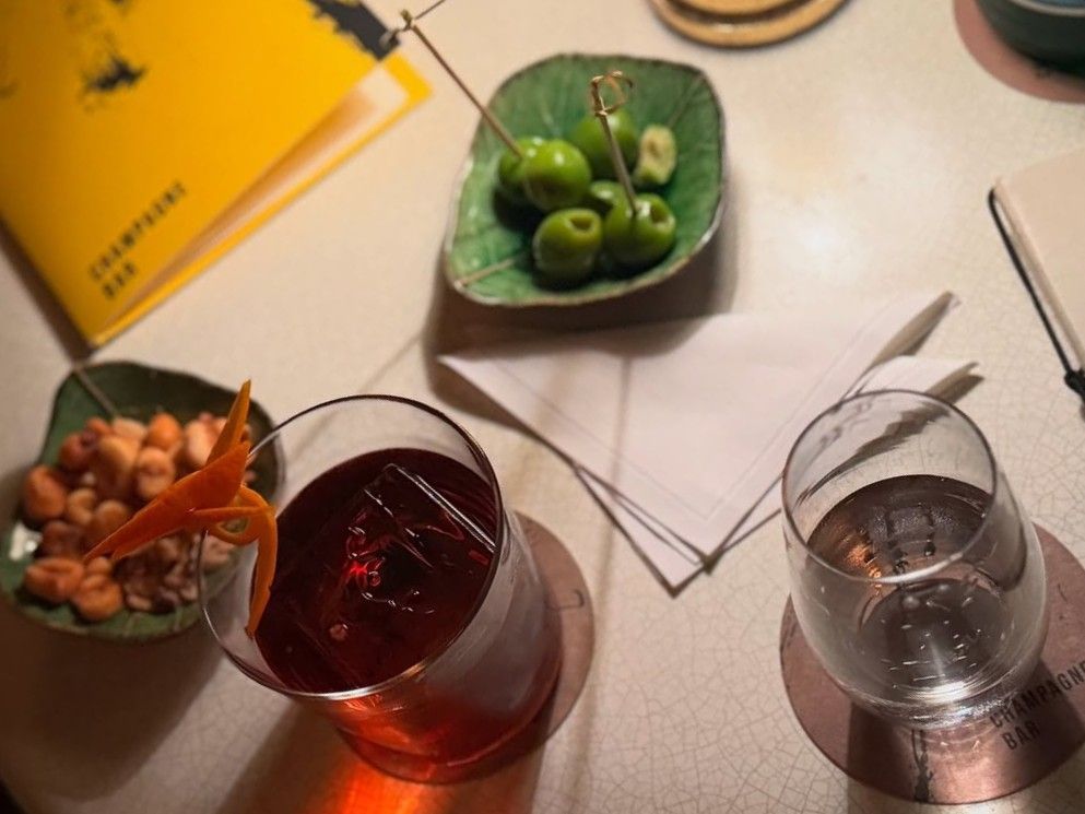 Drinques e aperitivos no Champagne Bar at The Surf Club • Reprodução/Instagram/@nicfullen